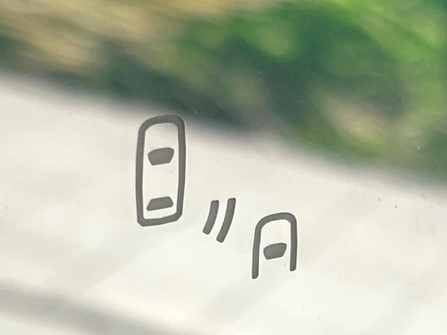 【ブラインドスポットワーニング】走行中、ドアミラーの死角になりやすい箇所に後続車が接近するとサイドミラー付近に警告を表示、ドライバーに注意喚起をしてくれます。
