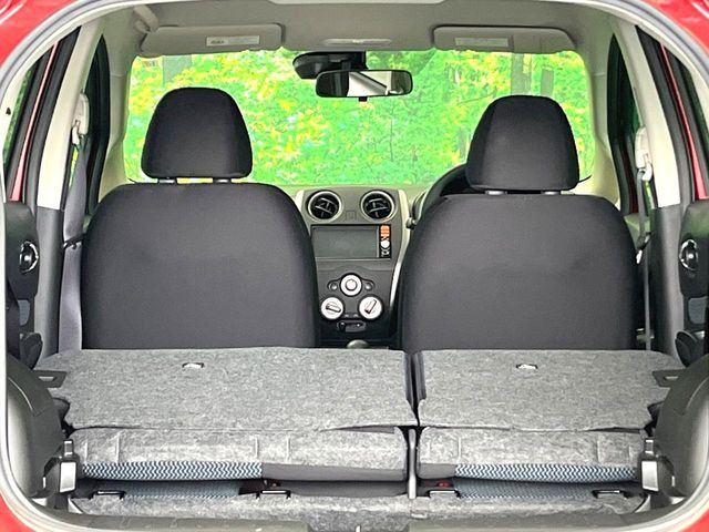 普段のお買い物や通勤、送迎等に十分な荷室スペースを確保しております。セカンドシートを倒すと、大きな荷物の積載も可能です♪