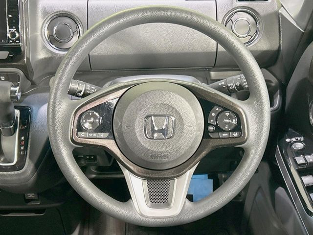 インテリアに合わせたデザインのステアリングは、運転される方のことも考え、運転しやすい形状、大きさです。是非一度、実際に触ってお確かめください。