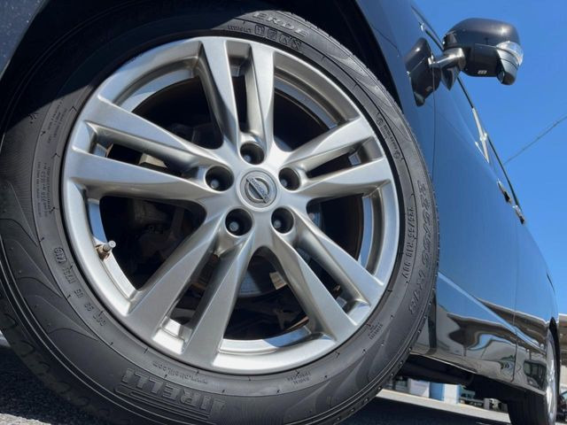 �y����18�C���`�A���~�z�C�[���z�O�ςɃ}�b�`���������A���~�z�C�[���𑕒����Ă���܂��B�e��ЊO�A���~�z�C�[����A�X�^�b�h���X�^�C�����戵�����Ă���܂��B���񂲑��k����������