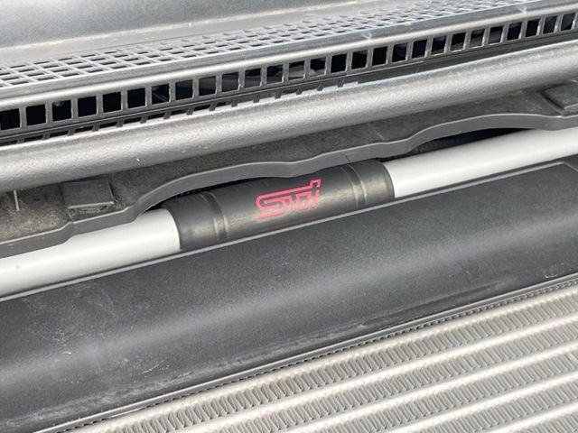【STIタワーバー】お車の剛性を高めるタワーバーを装備。よりスムーズなコーナリング走行が可能となり、走りも楽しめます。
