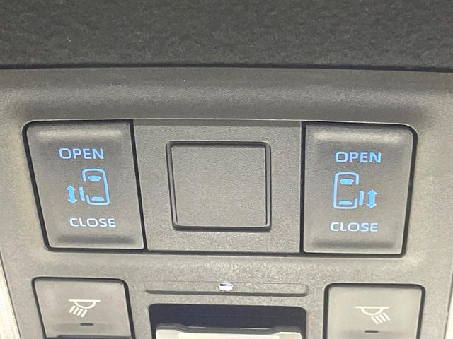 【両側パワースライドドア】スマートキーや運転席のスイッチで後席両側スライドドアの開閉が可能♪電動だから力を入れてドアを開ける必要が無く、小さなお子様でも簡単に開け閉めでき快適です♪