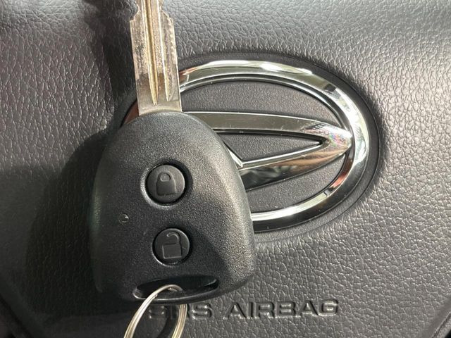 【キーレス】少し離れた場所からでもボタン一つでドアの開錠・施錠ができるのでとっても便利!ドアの鍵穴周りに傷をつけることもありません♪