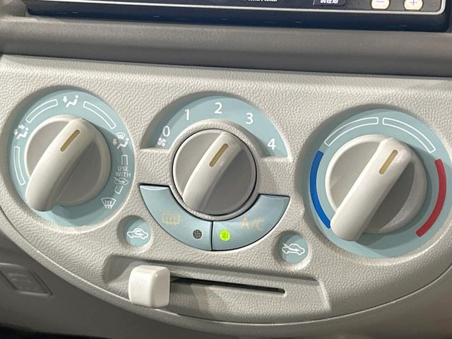 寒い冬も暑い夏も全席に快適な空調を届けてくれる、ダイヤル式エアコンを装備♪