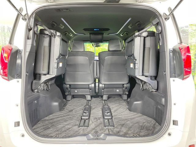 後席を格納すると、これだけの広さが!シーンに合わせたシートアレンジで、大きな荷物も積むことが出来ます♪