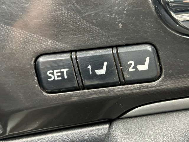 【運転席ポジションメモリー付パワーシート】ワンタッチで記憶させていたシートの前後・リクライニングはもちろん、シートリフターも備えます☆快適なドライブをお楽しみ下さい♪