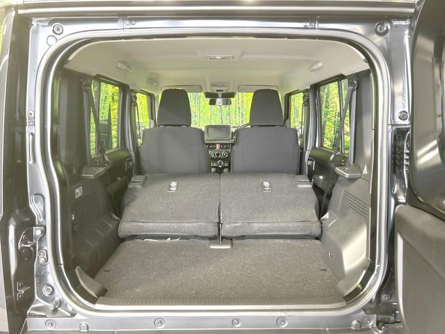 普段のお買い物や通勤、送迎等に十分な荷室スペースを確保しております。セカンドシートを倒すと、大きな荷物の積載も可能です♪