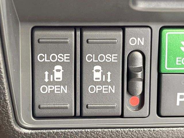 【両側スライドドア】駐車場で隣の車との間隔が狭く乗りにくい時、スライドドアなら安心!ドアオープン時も幅を取らず、開口部が広いので乗り降りがとっても簡単です。大きな荷物の出し入れも後席から可能♪
