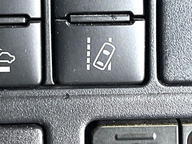 【レーントレーシングアシスト】高速道路走行時、車線からはみ出しそうになるとレーンの中央を走るようにステアリング操作をアシスト。より安全な運転をサポートしてくれます!