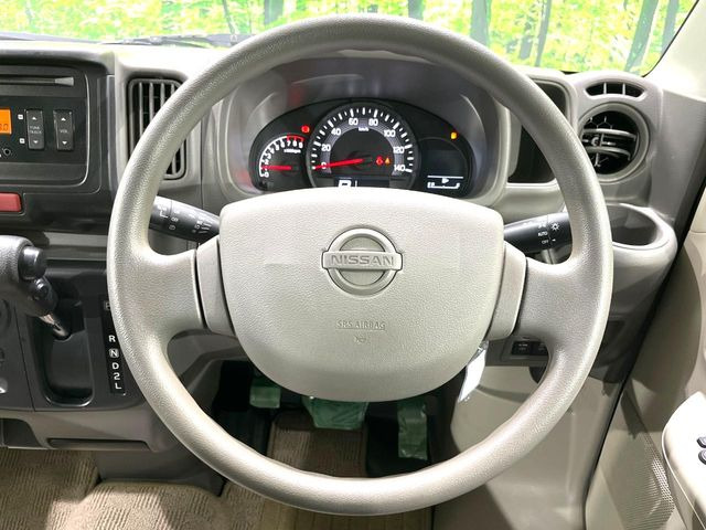 �C���e���A�ɍ��킹���f�U�C���̃X�e�A�����O�́A�^�]�������̂��Ƃ��l���A�^�]���₷���`��A�傫���ł��B�����x�A���ۂɐG���Ă��m���߂��������B