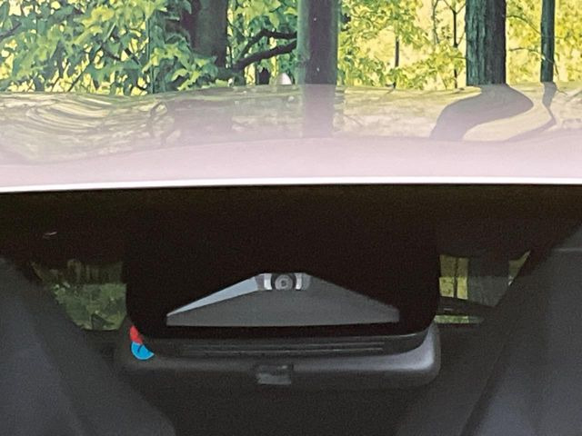 【トヨタセーフティセンス】走行中に前方の車両等を認識し、衝突しそうな時は警報とブレーキで衝突回避と被害軽減をアシスト。より安全にドライブをお楽しみいただけます。