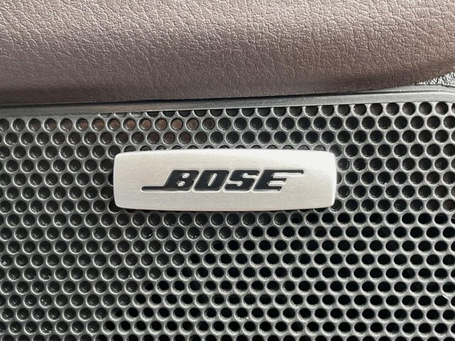 【BOSEサウンドシステム】メーカーオプションの高品位サウンドシステムを搭載。専用のチューニングが施された大小様々なスピーカーから良質なサウンドが奏でられ、臨場感あふれる音響空間を演出します。