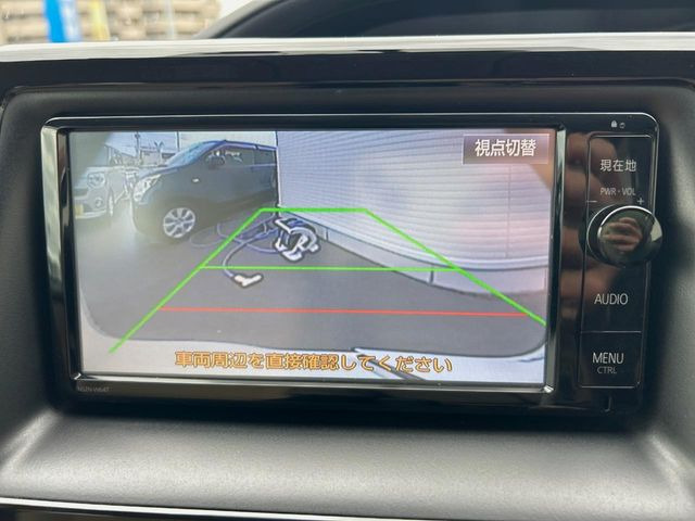 【バックカメラ】駐車時に後方がリアルタイム映像で確認できます。大型商業施設や立体駐車場での駐車時や、夜間のバック時に大活躍!運転スキルに関わらず、今や必須となった装備のひとつです!