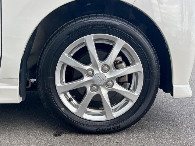 �y����14�C���`�A���~�z�C�[���z�O�ςɃ}�b�`���������A���~�z�C�[���𑕒����Ă���܂��B�e��ЊO�A���~�z�C�[����A�X�^�b�h���X�^�C�����戵�����Ă���܂��B���񂲑��k����������