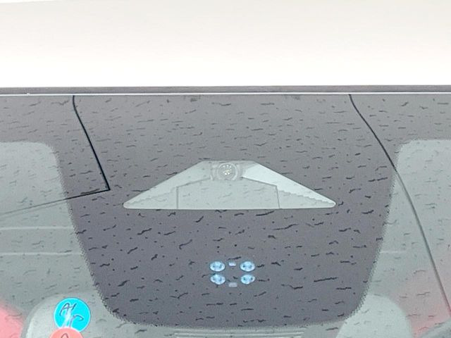 【ホンダセンシング】走行中に前方の車両等を認識し、衝突しそうな時は警報とブレーキで衝突回避と被害軽減をアシスト。より安全にドライブをお楽しみいただけます。