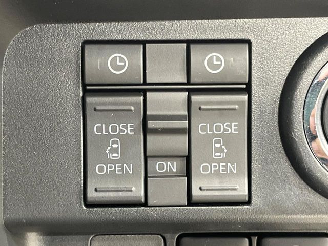 【両側パワースライドドア】スマートキーや運転席のスイッチで後席両側スライドドアの開閉が可能♪電動だから力を入れてドアを開ける必要が無く、小さなお子様でも簡単に開け閉めでき快適です♪