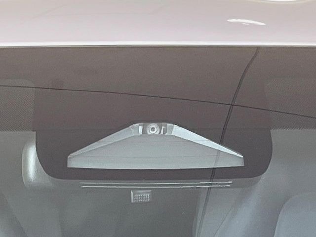 【トヨタセーフティセンス】走行中に前方の車両等を認識し、衝突しそうな時は警報とブレーキで衝突回避と被害軽減をアシスト。より安全にドライブをお楽しみいただけます。