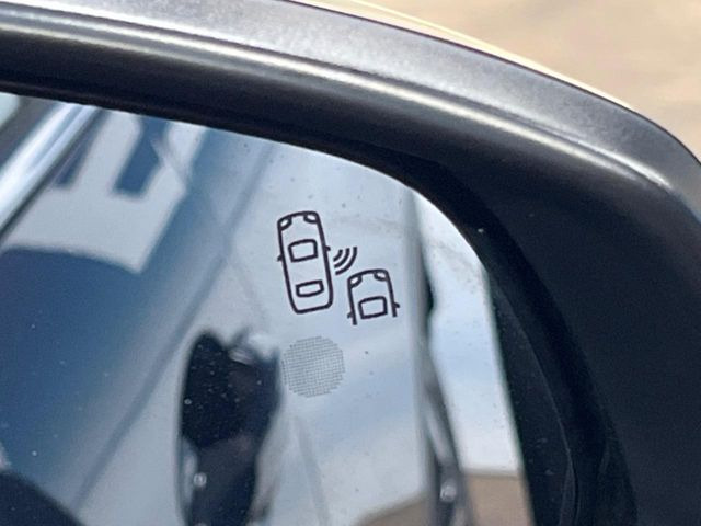 ●ブラインドアシストセンサー:視角からの車を感知し、ドライバーが車線変更を行う際に、警告音と共に注意を促してくれる安全支援機能です!