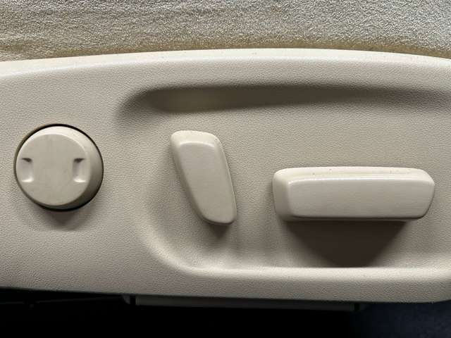 【パワーシート】電動でシートポジションの変更が可能です。手動式より細かくシート設定が可能ですのでより快適な姿勢でドライブを楽しんで頂けるでしょう。