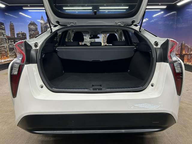 トランクスペースも充分な広さがございます。ゴルフバッグも収納可能です。