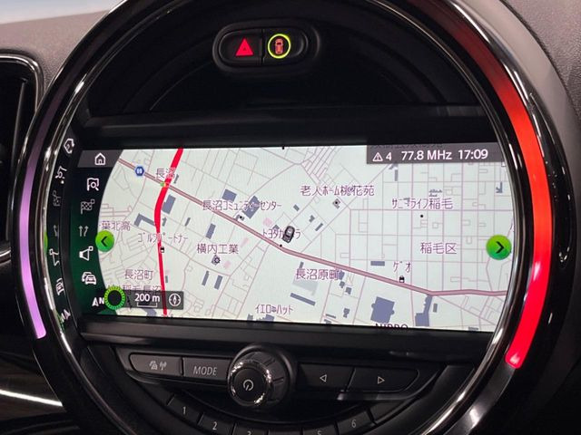 ●純正ナビ:一体感のあるナビは、高級感ある車内を演出してくれます。オーディオ機能も充実しておりますので、運転もより楽しめます♪