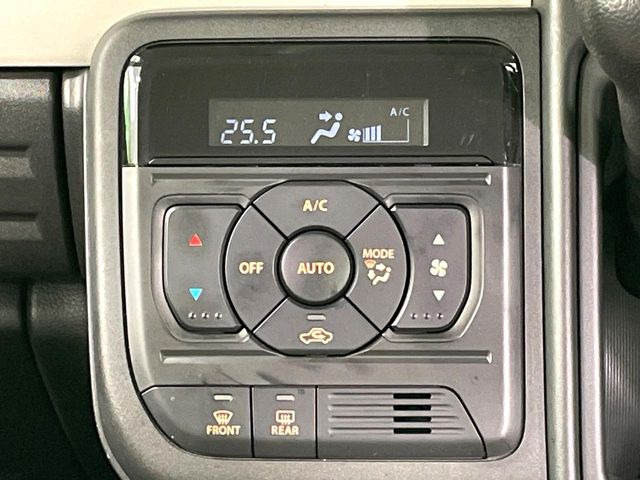 【オートエアコン】一度お好みの温度に設定すれば、車内の温度を検知し風量や温度を自動で調整。暑い&hellip;寒い&hellip;と何度もスイッチ操作をする必要はありません。快適な車内空間には必須の機能ですね♪