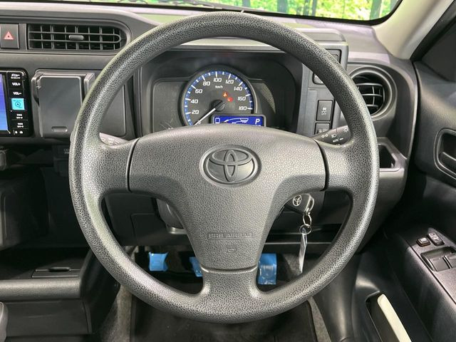 インテリアに合わせたデザインのステアリングは、運転される方のことも考え、運転しやすい形状、大きさです。是非一度、実際に触ってお確かめください。