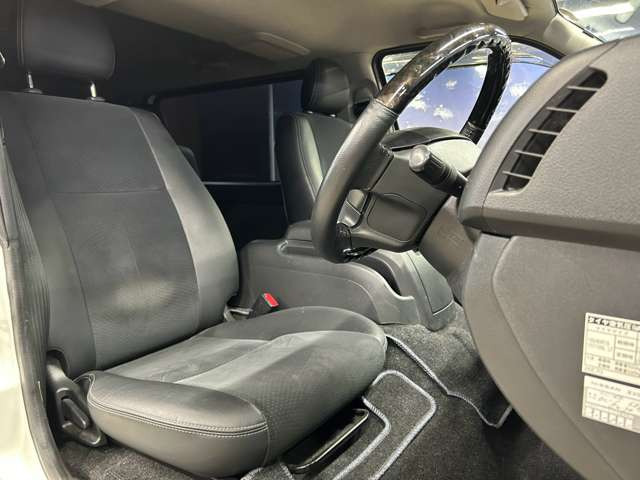 運転席も広々としており運転しやすい環境を実現しています☆