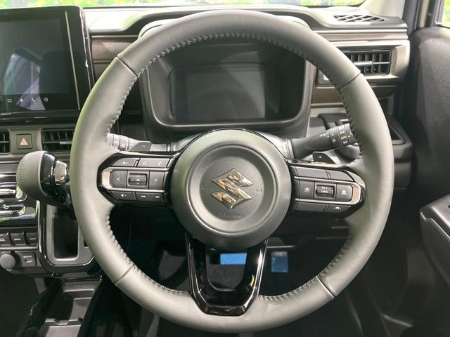 �C���e���A�ɍ��킹���f�U�C���̃X�e�A�����O�́A�^�]�������̂��Ƃ��l���A�^�]���₷���`��A�傫���ł��B�����x�A���ۂɐG���Ă��m���߂��������B