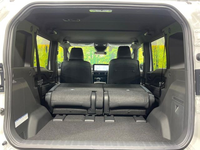 普段のお買い物や通勤、送迎等に十分な荷室スペースを確保しております。セカンドシートを倒すと、大きな荷物の積載も可能です♪
