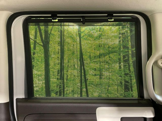 【ロールシェード】日差しや車外からの光が眩しいときにサッと引き出して使える、ロール格納タイプのサンシェードを装備。後席に乗ったお子様がウトウトしだした時など、ぜひご活用ください♪