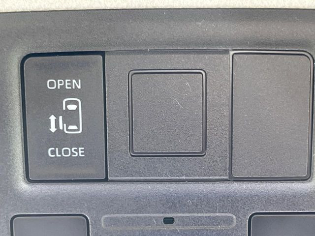 【パワースライドドア】スマートキーや運転席のスイッチでスライドドアの開閉が可能♪電動だから力を入れてドアを開ける必要が無く、小さいお子様でも、重い荷物を持っている時もラクに開け閉めできます♪