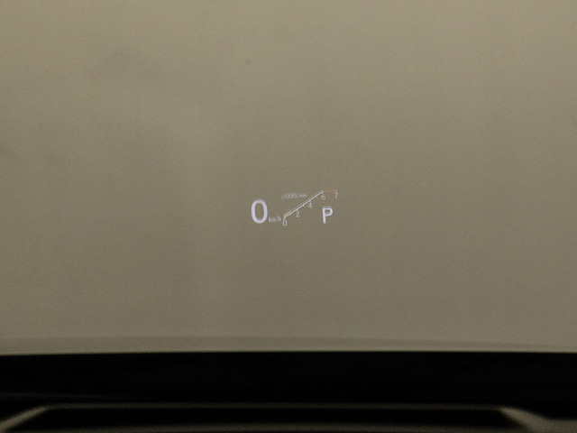 ヘッドアップ・ディスプレイ(HUD)現在のスピードや、前方の車線情報など、運転に必要な情報を、目の前のウインドウガラスに表示する機能です。これにより、目線の移動が少なく済み、安全です。