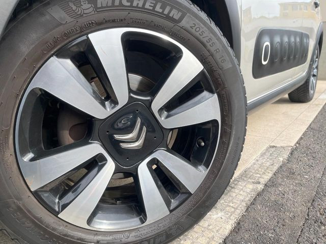 ●純正アルミホイール:輸入車ならではの卓越した走りを支えるホイールと足回りです!日本車の走りに慣れている方にもぜひ体感して頂きたいほど、高いレベルでまとまっています!