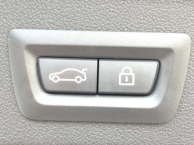 ●電動リアゲート:ワンタッチでリアゲートの開閉ができ、荷物などで両手が塞がっている状態でも簡単に開閉ができる便利機能です。