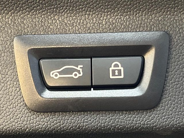 ●電動リアゲート:ワンタッチでリアゲートの開閉ができ、荷物などで両手が塞がっている状態でも簡単に開閉ができる便利機能です。