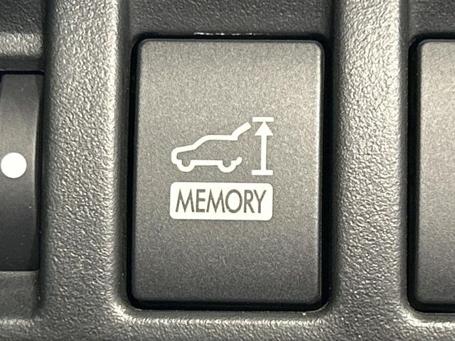 【パワーバックドア】スマートキーや運転席のボタンを押すだけでリアゲートが自動で開閉します!荷物を持っている時や、高い位置にあるバックドアを閉める際に便利な機能です♪