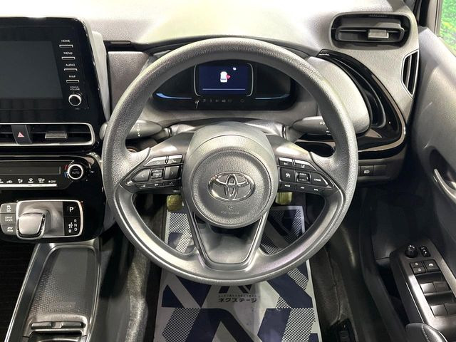 インテリアに合わせたデザインのステアリングは、運転される方のことも考え、運転しやすい形状、大きさです。是非一度、実際に触ってお確かめください。