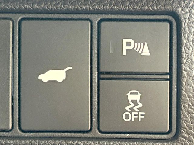 【パワーバックドア】スマートキーや運転席のボタンを押すだけでリアゲートが自動で開閉します!荷物を持っている時や、高い位置にあるバックドアを閉める際に便利な機能です♪