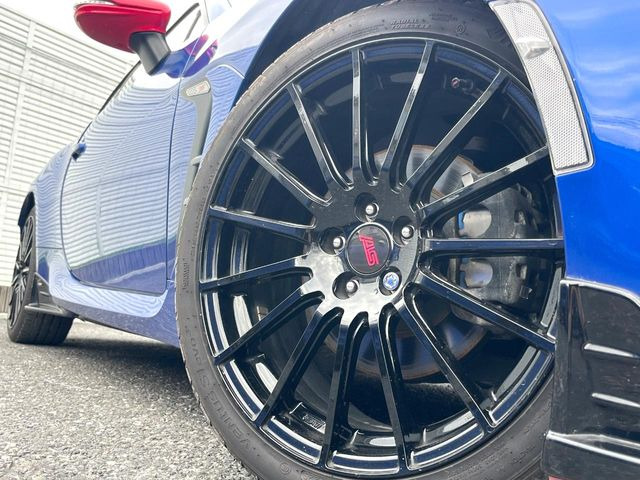【純正オプション18インチアルミホイール】純正オプションホイールを装着。走行性能の向上に加え、外観もよりスタイリッシュになっています。