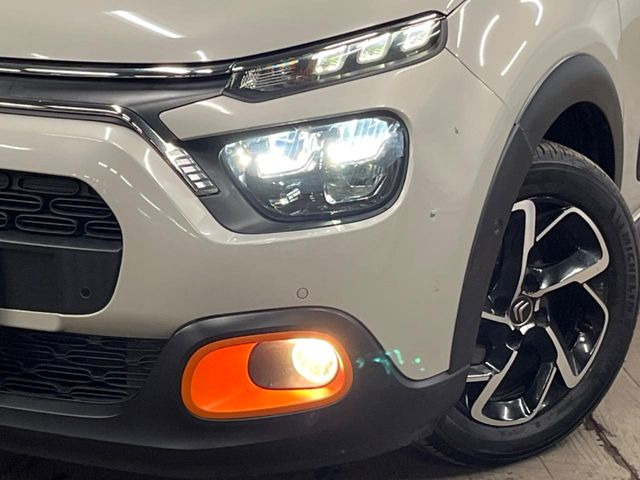 ●LEDヘッドライト:夜間走行時も良好な視界を確保し安心して運転できる高輝度LEDヘッドライトを装備!点灯速度が早く、消費電力も抑えられています。