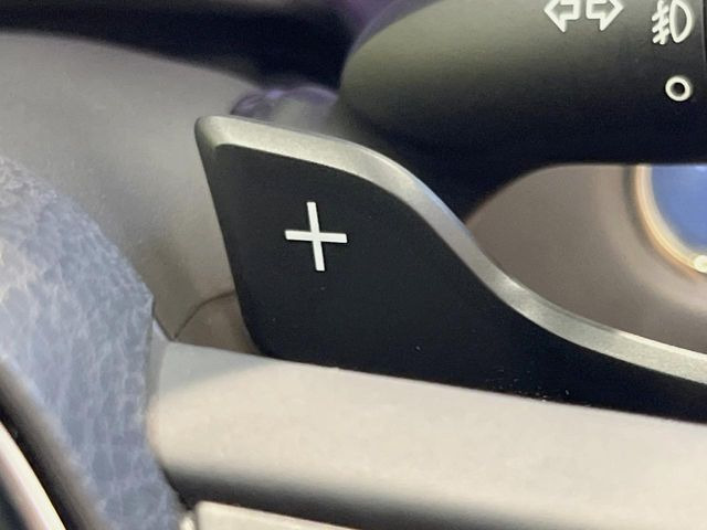【パドルシフト】ハンドルから手を離さずに素早くシフトアップ&ダウンができるので、エンジンブレーキを使う下り坂や高速道路の合流で加速したい場面で役立ちます。