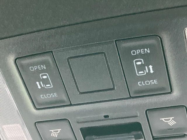 【両側パワースライドドア】スマートキーや運転席のスイッチで後席両側スライドドアの開閉が可能♪電動だから力を入れてドアを開ける必要が無く、小さなお子様でも簡単に開け閉めでき快適です♪