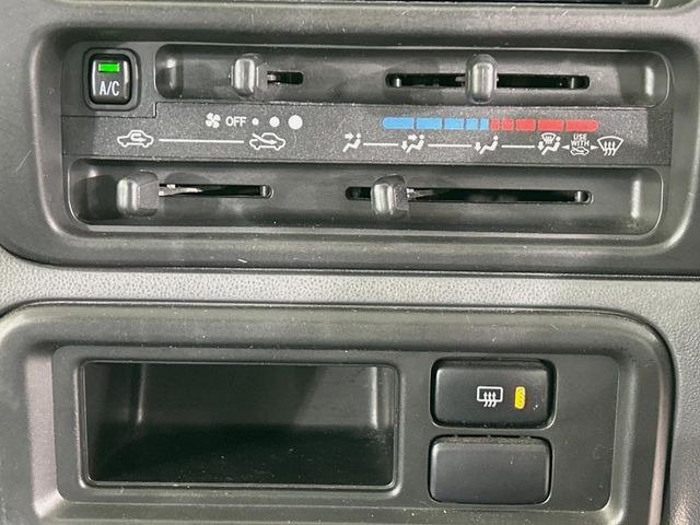 寒い冬も暑い夏も全席に快適な空調を届けてくれる、ダイヤル式エアコンを装備♪