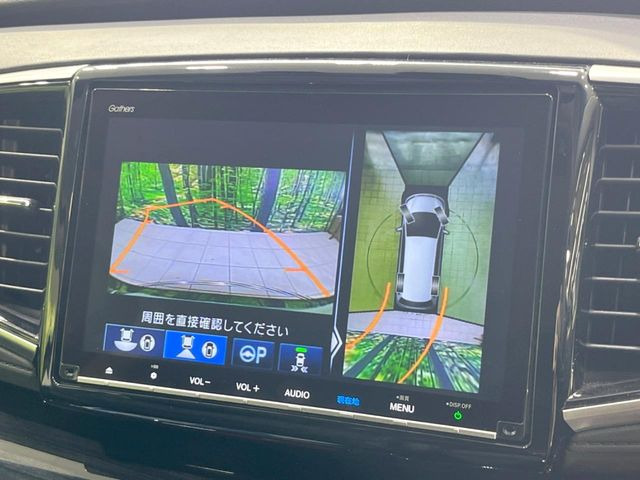 【マルチビューカメラシステム】専用のカメラにより、上から見下ろしたような視点で360度クルマの周囲を確認することができます☆死角部分も確認しやすく、狭い場所での切り返しや駐車もスムーズに行えます。