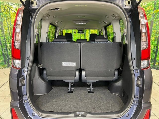 普段のお買い物や通勤、送迎等に十分な荷室スペースを確保しております。セカンドシートを倒すと、大きな荷物の積載も可能です♪