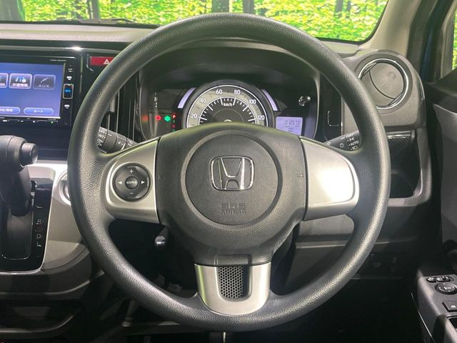 インテリアに合わせたデザインのステアリングは、運転される方のことも考え、運転しやすい形状、大きさです。是非一度、実際に触ってお確かめください。