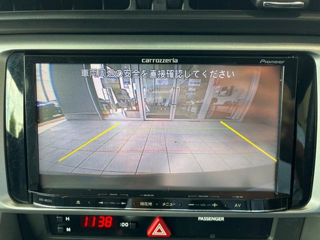 【バックカメラ】駐車時に後方がリアルタイム映像で確認できます。大型商業施設や立体駐車場での駐車時や、夜間のバック時に大活躍!運転スキルに関わらず、今や必須となった装備のひとつです!