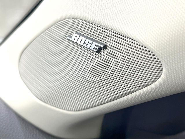 【BOSEサウンドシステム】メーカーオプションの高品位サウンドシステムを搭載。専用のチューニングが施された大小様々なスピーカーから良質なサウンドが奏でられ、臨場感あふれる音響空間を演出します。