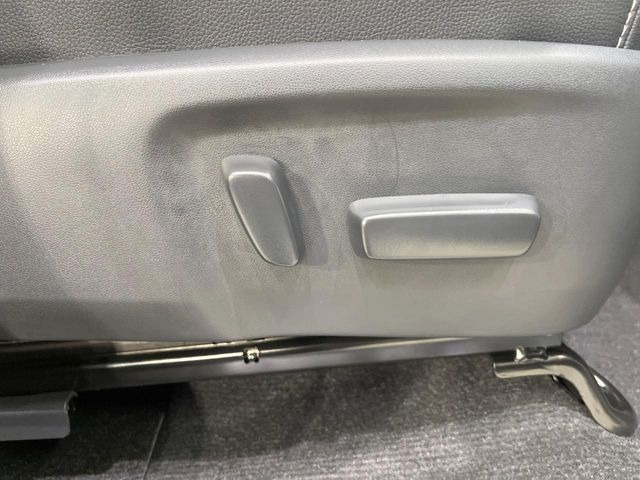 【パワーシート】スイッチ一つで簡単にシートの微調整が可能!電動だから力もいりません!自分に最適なシートポジションにセットして、快適なドライブをお楽しみください。